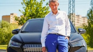 Náhledový obrázek - Babiš vs. auta: Nový český premiér adoroval elektromobily, pak z osmiválcového SUV za pět milionů sliboval zrušení zákazu spalovacích motorů