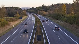 Náhledový obrázek - Snižování rychlosti na dálnicích pokračuje. V Británii zavedli 100 km/h