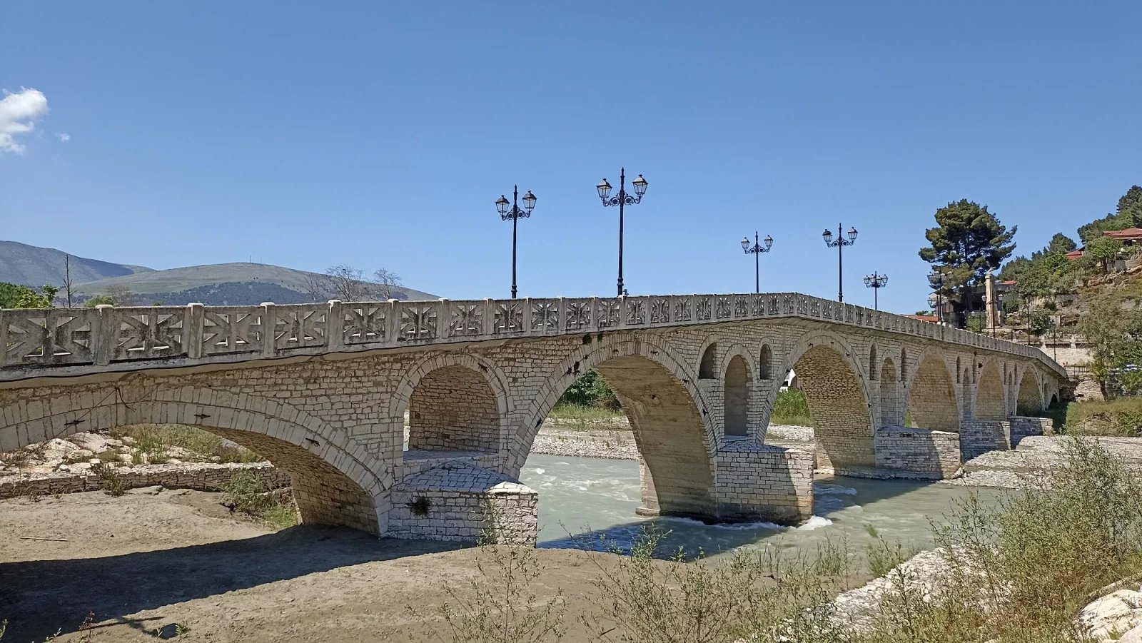 Historický most Gorica, který spojuje dvě části města Berat