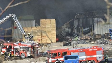 Náhledový obrázek - Požár v Mochově mají hasiči pod kontrolou. Spáleniště hlídají termokamerami