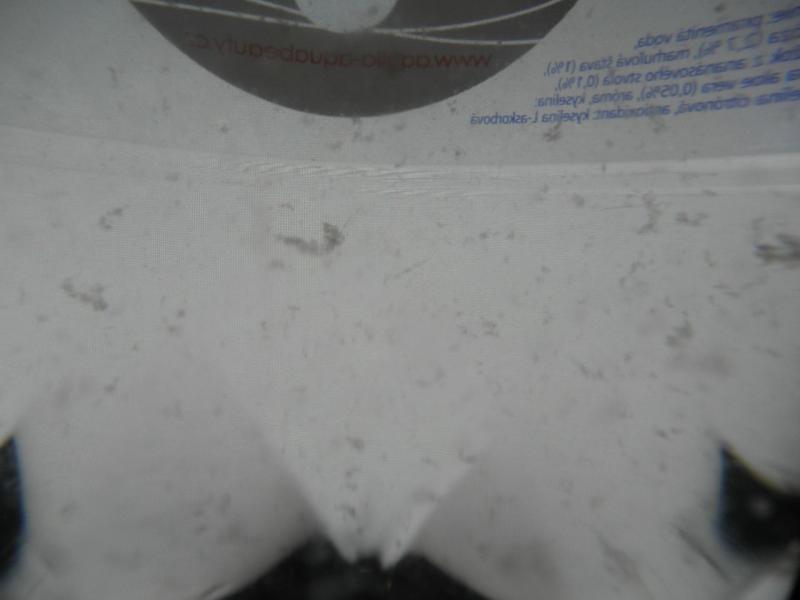 Ochucená pramenitá voda MERUŇKOVÁ a ANANASOVÁ. Kategorie: Nebezpečné potraviny. Nevyhovující parametr: chuť, vzhled. Chuť byla netypická pro danou potravinu, neodpovídající použitým surovinám. Uvnitř některých balení se vyskytovaly plovoucí klky. Potravina měla prošlé datum minimální trvanlivosti, z tohoto důvodu nejsou uvedeny informace o výrobci. Místo kontroly: Levné potraviny s.r.o., Děčín 1