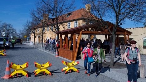 Náhledový obrázek - Pražský hrad „chrání“ nové přístřešky. Mají být komfortnější