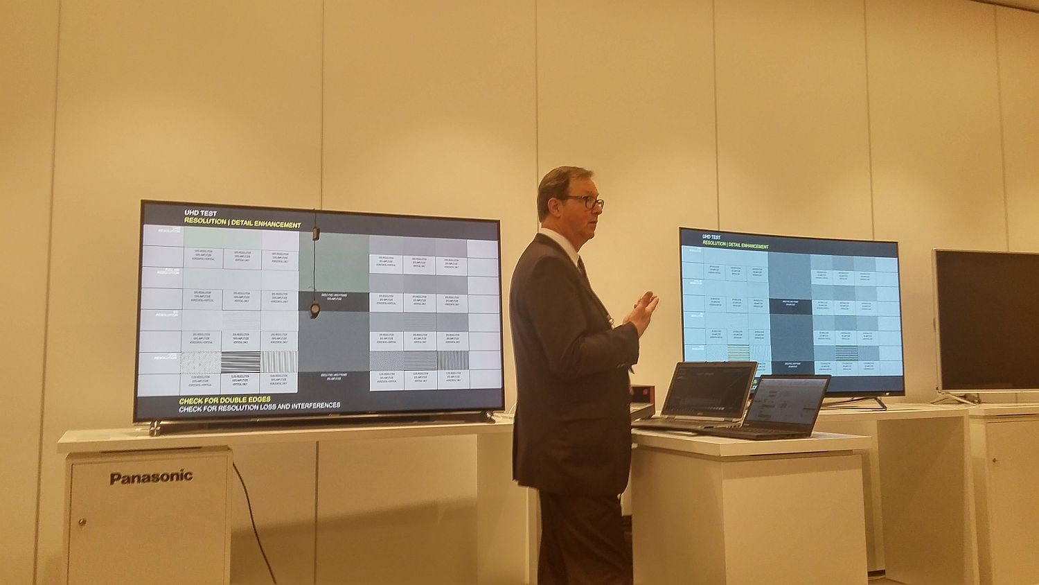 S pomocí kalibračního přístroje se také porovnával LCD televizor Panasonic TX-65DX900 a OLED televizor Panasonic TX-65CZ950. Oba byly pochopitelně nastaveny stejně. A DX900 na tom vůbec nebyl špatně, i když pochopitelně OLED byl lepší.