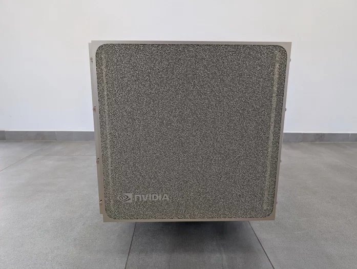 Server s AI čipy Nvidia DGX B200
