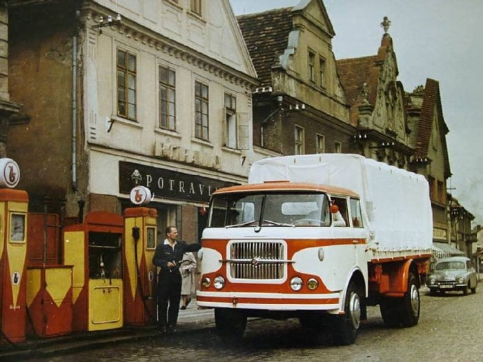 Autor: Archiv Svatopluka Jíchy Elegantní valník Škoda 706 RT s barevnou figurou, jaká se na běžný tuzemský trh nedodávala, pouze do veletržních expozic nebo k předváděcím účelům.