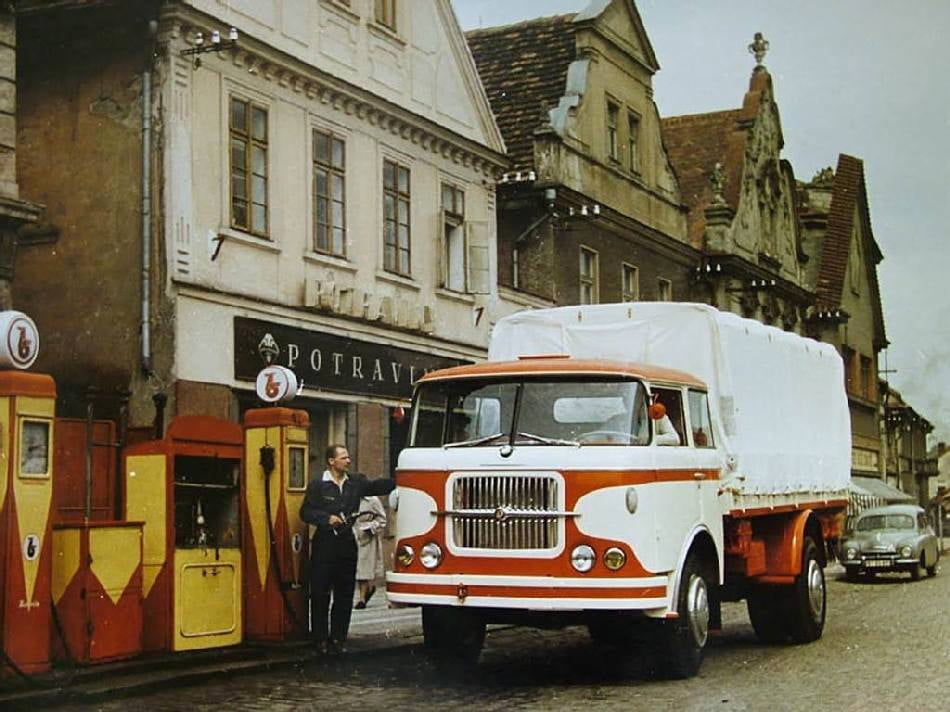 Elegantní valník Škoda 706 RT s barevnou figurou, jaká se na běžný tuzemský trh nedodávala, pouze do veletržních expozic nebo k předváděcím účelům.
