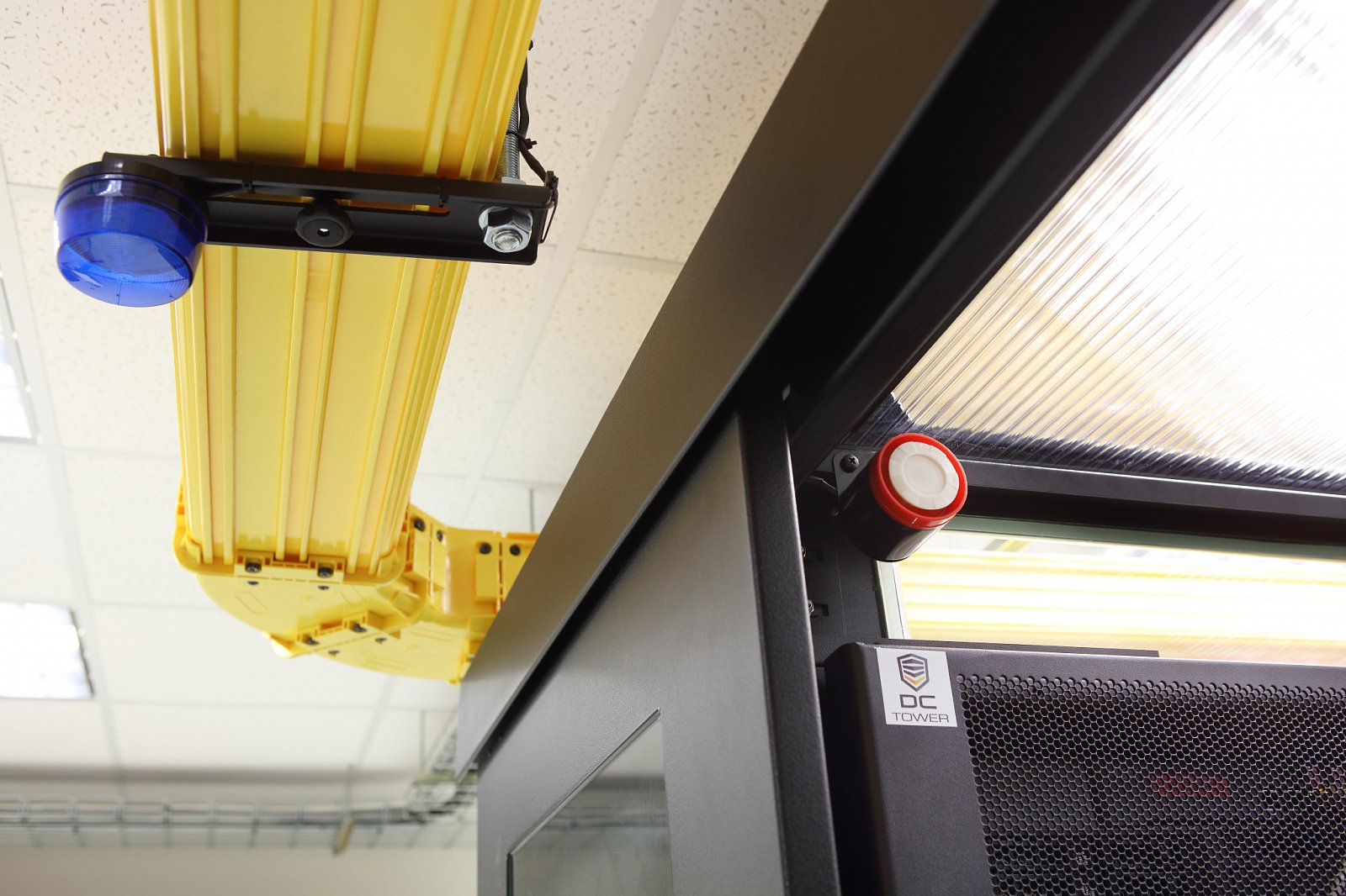 Pokud zákazník zapomene na dobu delší než 20 sekund zavřít dveře do studené uličky, připomene mu to siréna a blikání majáčku.