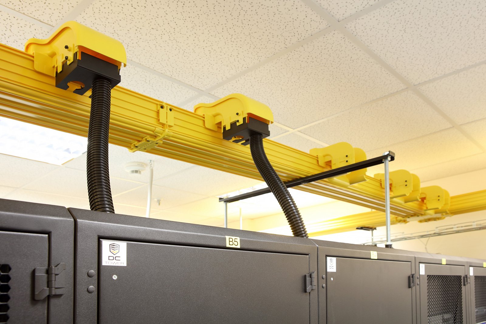 Pokud má zákazník vyšší nároky na bezpečnost, nabízejí ČRa další služby - například zajištění kabeláže vedoucí do racků, pevnější racky a klece či privátní datové sály.