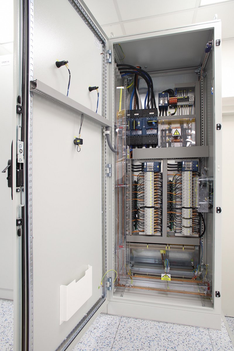 Napájecí skříň v DC3. Všechny vstupy a výstupy jsou měřeny, aby bylo možné sledovat toky a spotřebu energie.