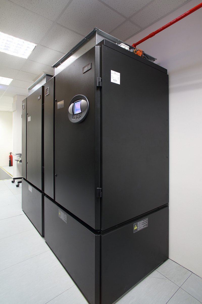 Klimatizační jednotky se v prázdném datasále zatím moc nezapotí.