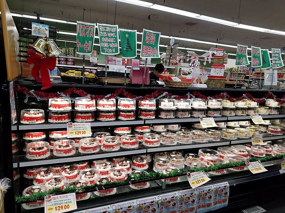 Japonské vánoční dorty s jahodami ve vitríně na trhu Nijiya