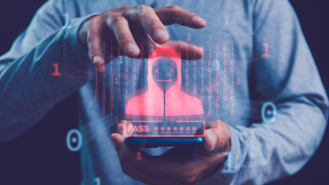 Upozornění na napadení systému po kyberútoku na síť. Upozornění v oblasti kyberbezpečnosti: Chraňte se před kyberútoky, viry a hackery. Chraňte hesla, věnujte pozornost varováním a zajistěte bezpečnost firemních sítí.