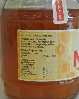 Medokomerc Med květový luční. Kategorie: Nejakostní potraviny. Nevyhovující parametr: aktivita diastázy. Med nevyhověl legislativním požadavkům na aktivitu enzymu diastáza. Aktivita enzymu klesá například stárnutím medu. Výrobce: MEDOKOMERC s.r.o., Čestín. Místo kontroly: Penny Market s.r.o., Plzeň