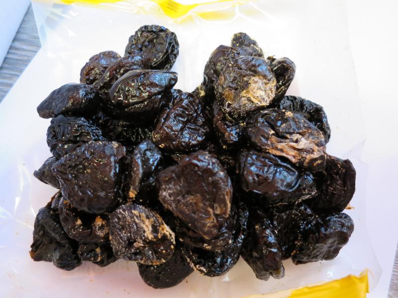 Švestky 150 g a 250 g. Kategorie: Nebezpečné potraviny. Nevyhovující parametr: plísně okem viditelné. Na plodech byla patrná plíseň. Výrobek neměl prošlé datum minimální trvanlivosti. Země výroby: Slovensko. Místo kontroly: AHOLD Czech Republic, a.s. Bystřice nad Pernštejnem