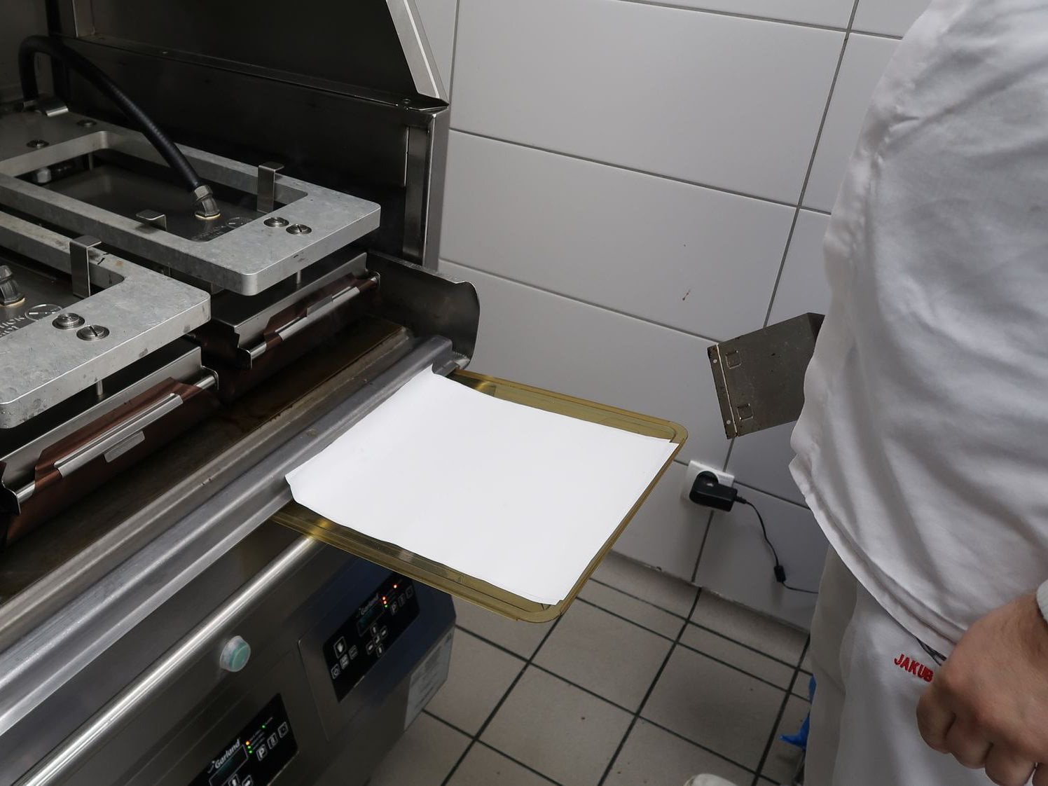 Burgery se grilují přesně stanovenou dobu dle druhu (např. Royal po dobu 108 sekund)