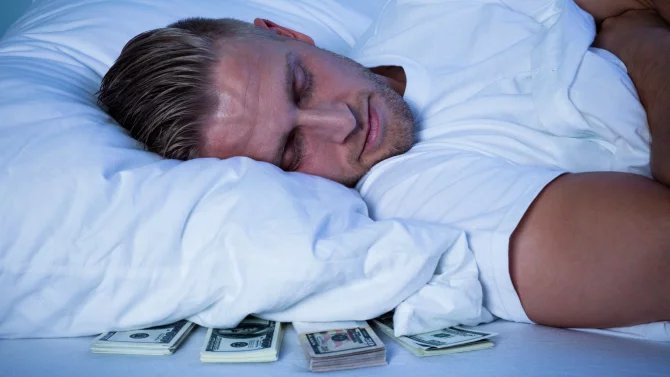 26. 2. 25 / 1x / polštář, peníze, spoření, postel