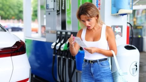 Ceny benzínu a nafty stále rostou. Češi i Slováci to na internetu berou s humorem