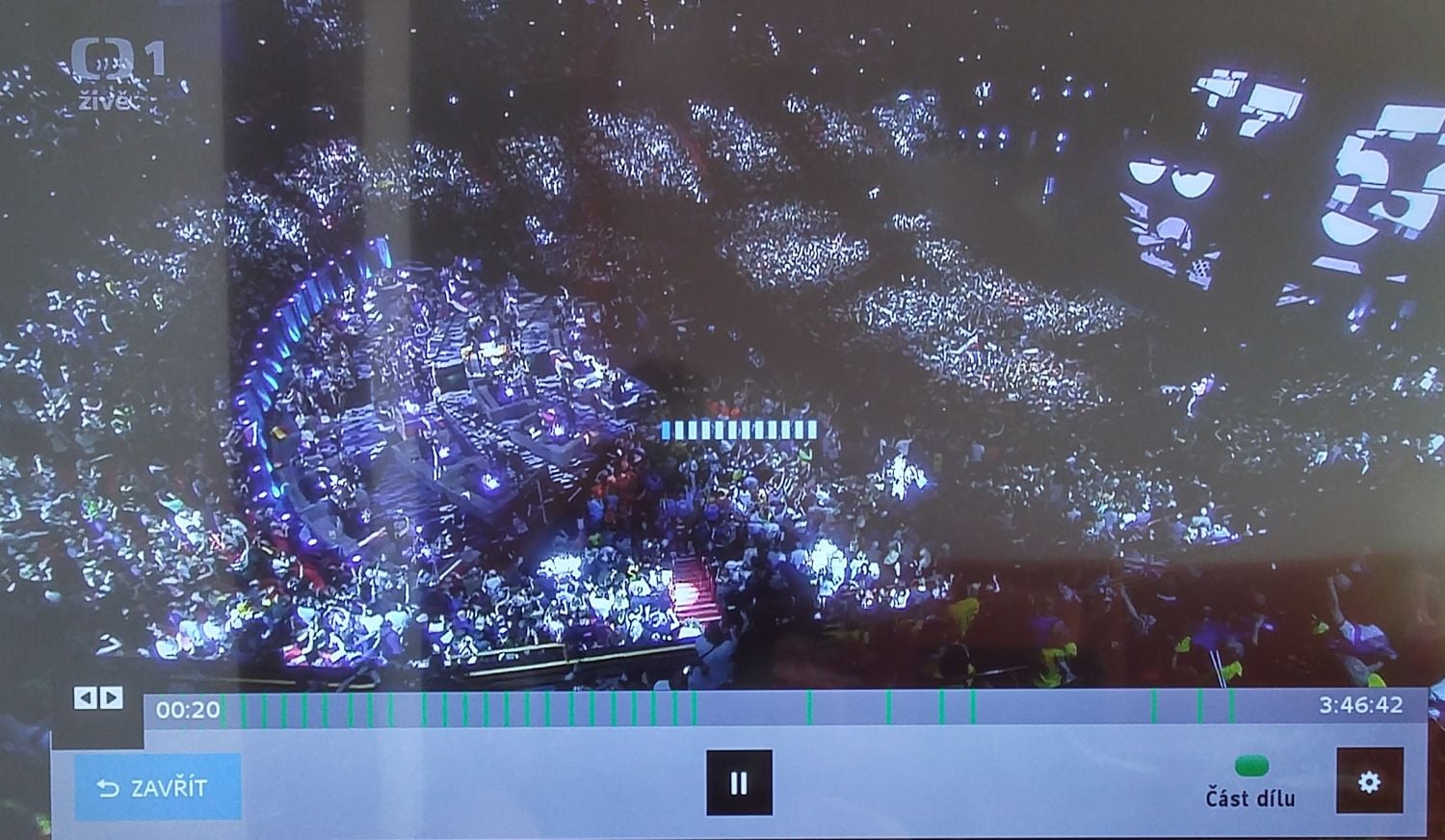 Svislé čáry znamenají jednotlivé "kapitoly" pořadu.