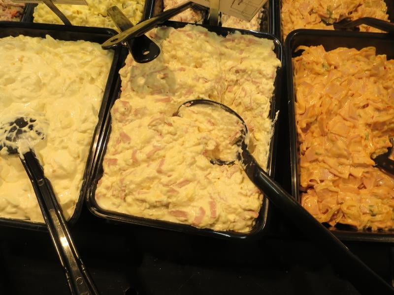 Tesco, Brno: HERMELÍNOVÝ SALÁT - Potravina vykazovala známky kažení (rozkladu). Potravina neměla prošlé datum použitelnosti. Při kontrole nebyly zjištěny nevyhovující teploty skladování tohoto výrobku. Výrobce: Lahůdky-Palma, Praha 6