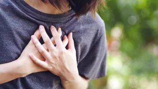 Náhledový obrázek - Pálení na hrudi může mít souvislost se zažíváním či psychikou. Vyvolat ho však mohou i vážné potíže