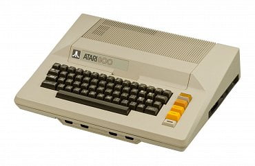 Počítač Atari 800 (zdroj: commons.wikimedia.com)