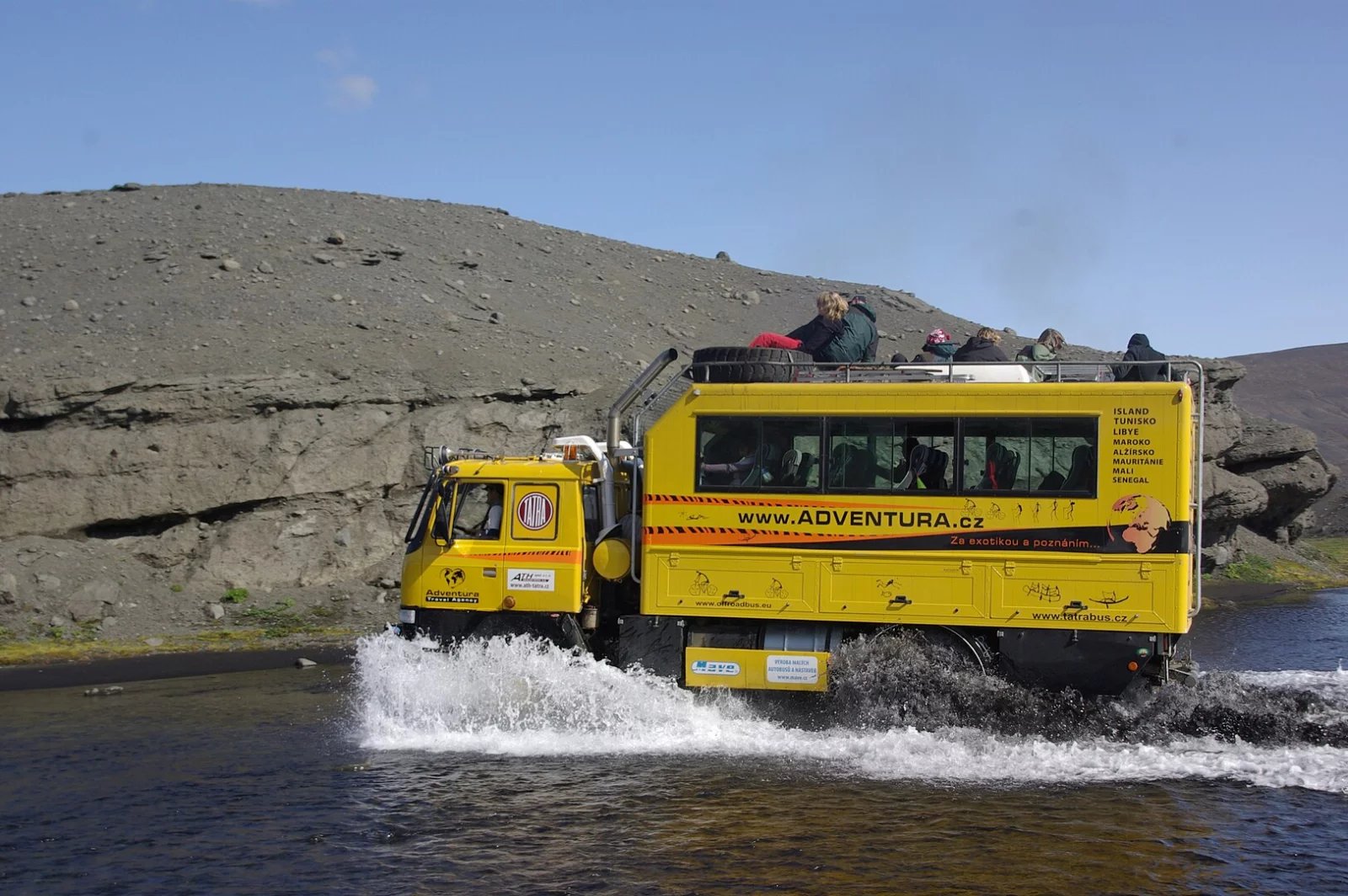 Expediční verze Tatry 815 v barvách CK Adventura.
