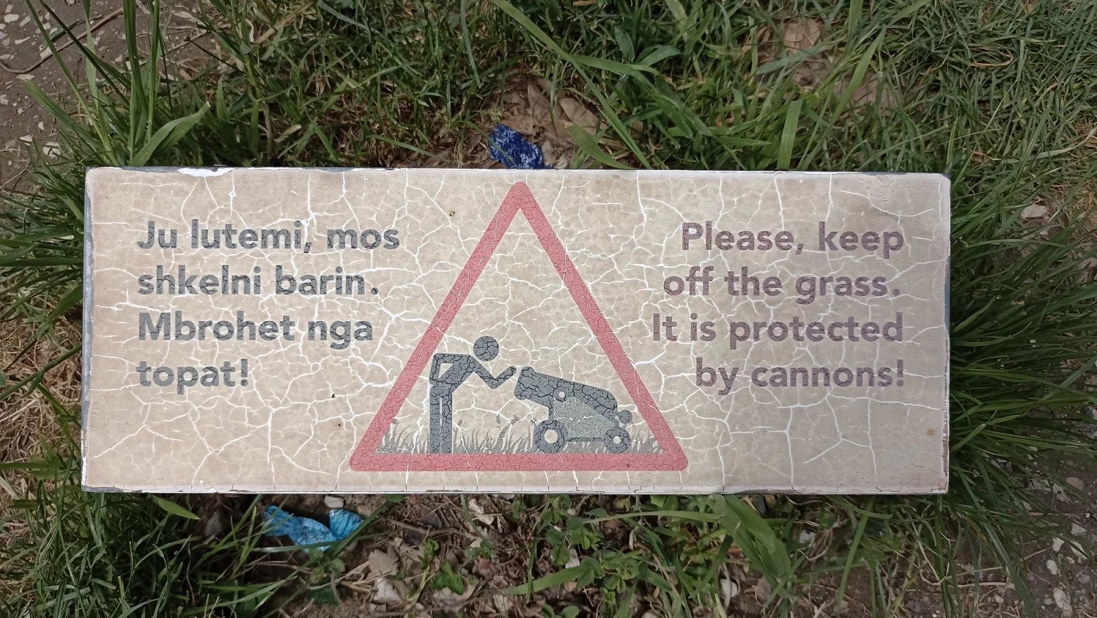 "Prosíme, nevstupujte na trávu, je chráněna našimi kanóny!"