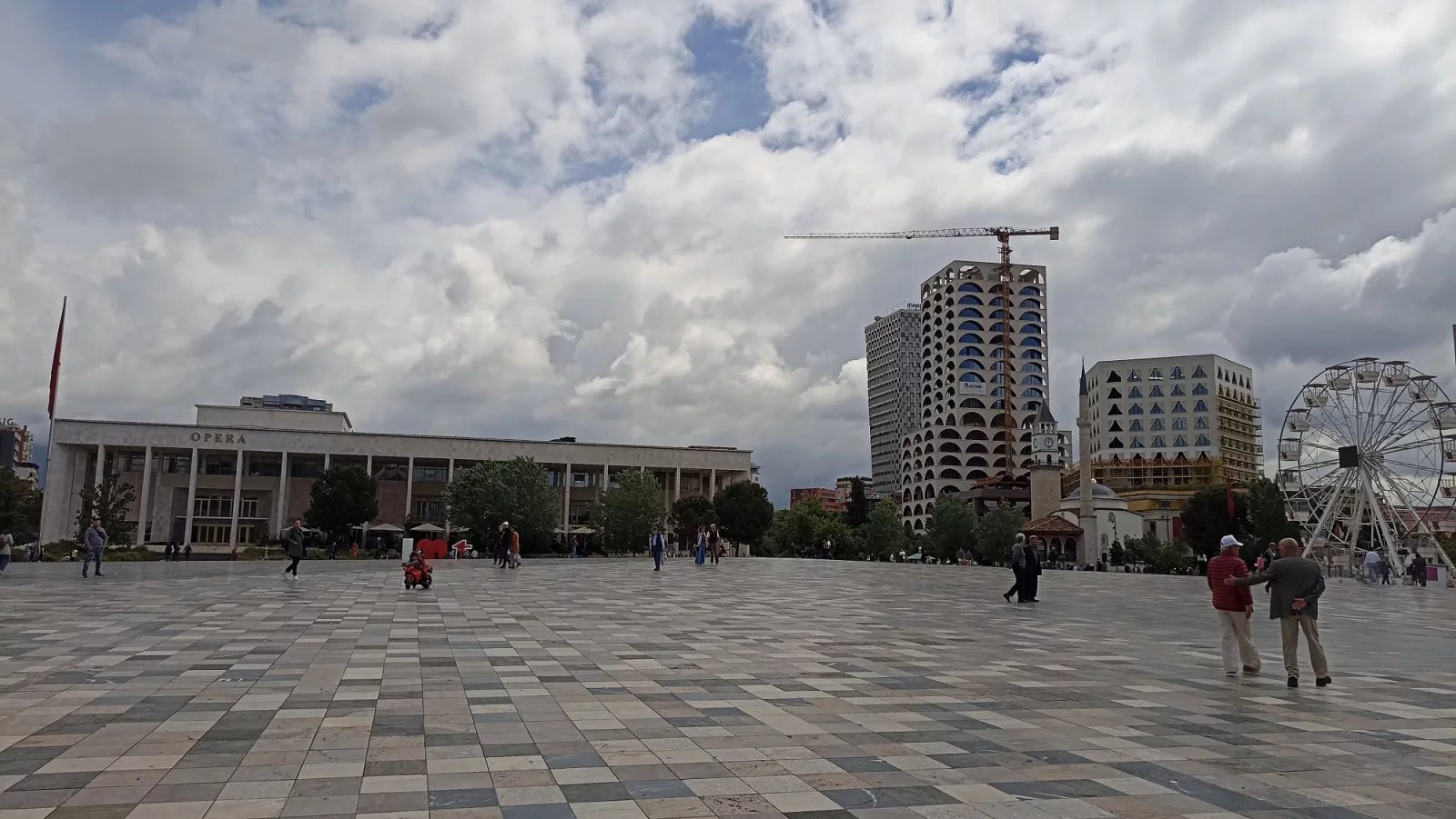 Skanderbegovo náměstí je hlavním náměstím Tirany