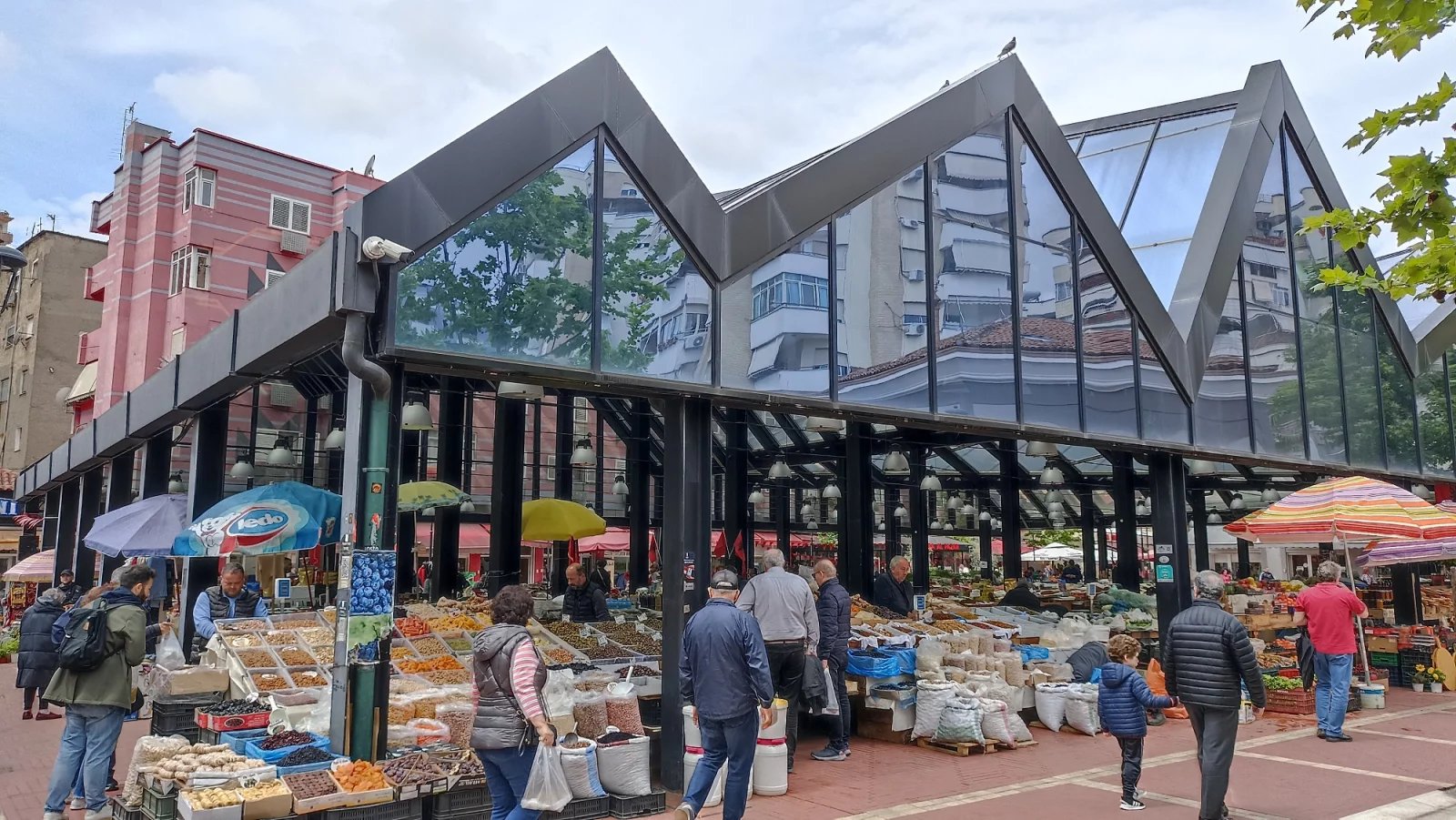 Nový bazar v Tiraně, kde nakoupíte čerstvé ovoce i suvenýry