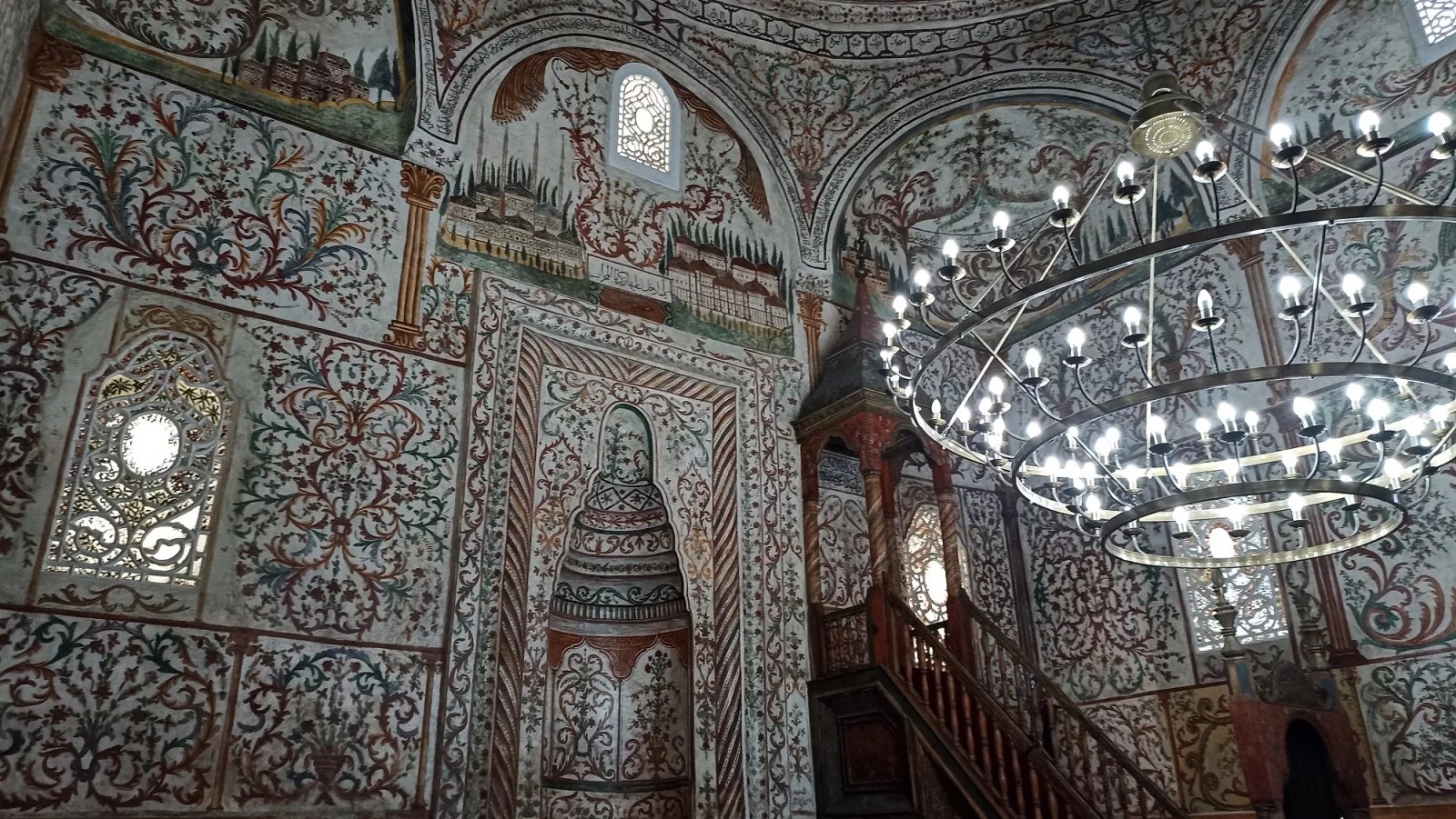 Interiér Ethem Bejovy mešity v Tiraně