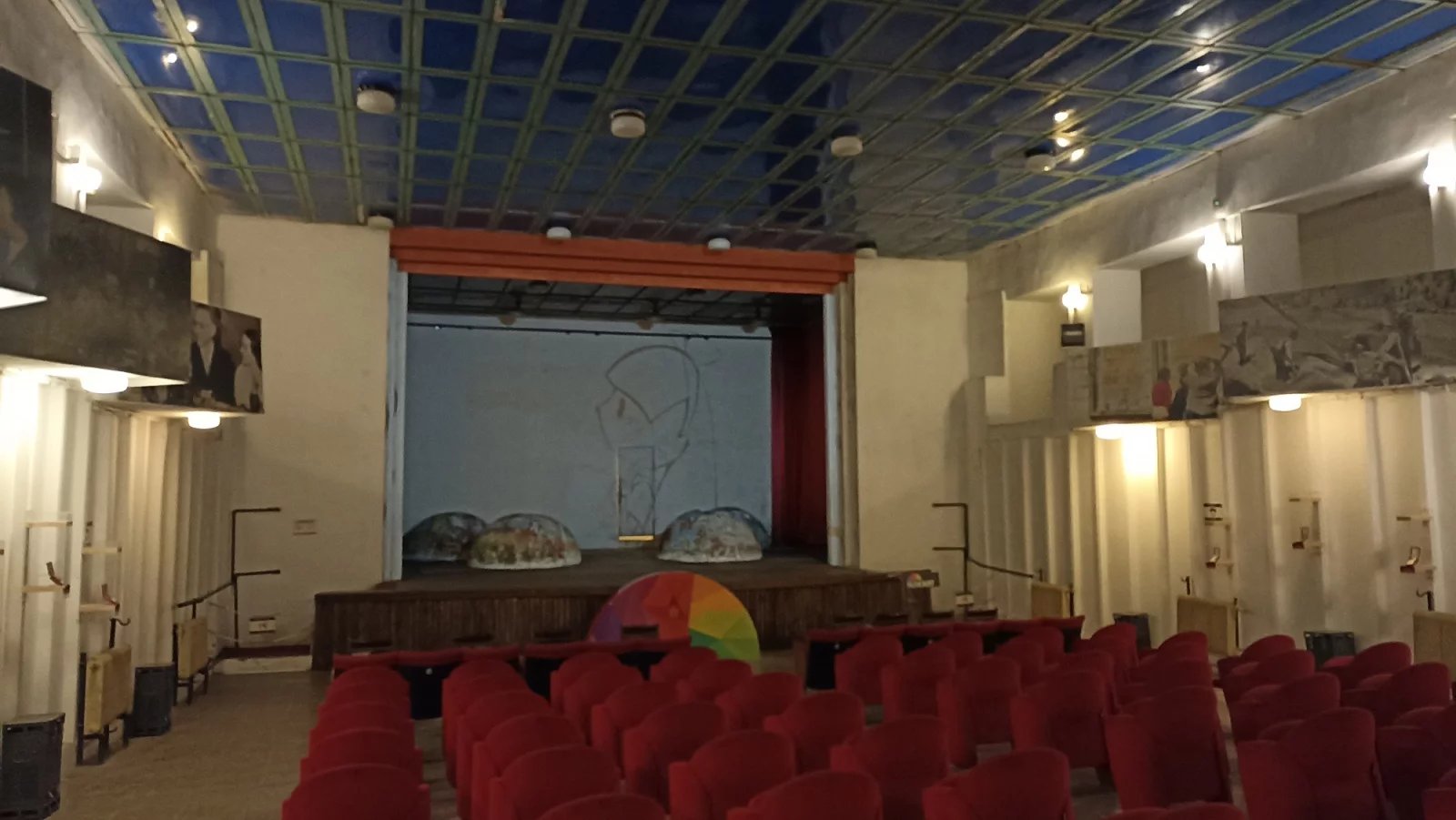 Podzemní sál, v němž měla v případě války zasedat albánská vláda