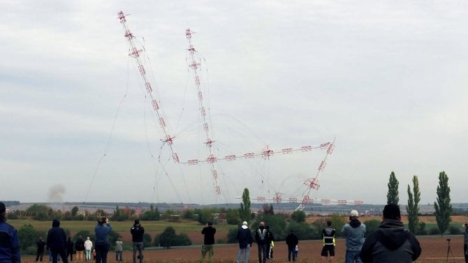 Video: Nejvyšší stavba v ČR šla k zemi. České Radiokomunikace odstřelily stožáry vysílače v Libicích