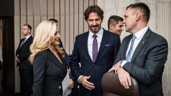 Ministryně kultury Martina Šimkovičová (za SNS) s ministrem obrany Robertem Kaliňákem (Směr) a ministrem životního prostředí Tomášem Tarabou (SNS).