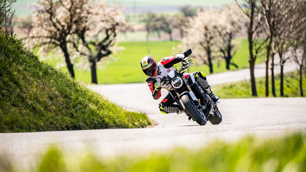 Test Honda CB650R+ Sport: Hanami s vůní benzínu