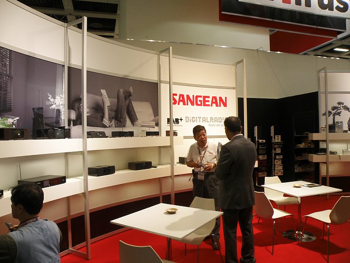 Prezentace digitálních rozhlasových přijímačů společnosti Sangean.