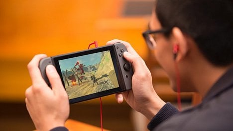 Náhledový obrázek - Kdo ještě nemá Nintendo Switch, nechť si pospíší! Kvůli koronaviru mohou být sklady brzy prázdné