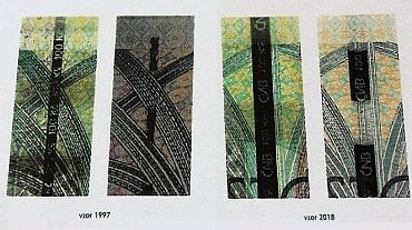 Srovnání ochranných proužků u 100 Kč bankovky. Emise z roku 1997 má proužek o šířce 1,4 mm s opakujícím se negativním mikrotextem. Emise z roku 2018 má proužek o šířce 3 mm se šrafovaným negativním mikrotextem s logem ČNB a nominální hodnotou 100 Kč.