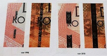 Srovnání ochranných proužků u 200 Kč bankovky. Emise z roku 1997 má proužek o šířce 1,4 mm s opakujícím se negativním mikrotextem. Emise z roku 2018 má proužek o šířce 3 mm se šrafovaným negativním mikrotextem s logem ČNB a nominální hodnotou 200 Kč.