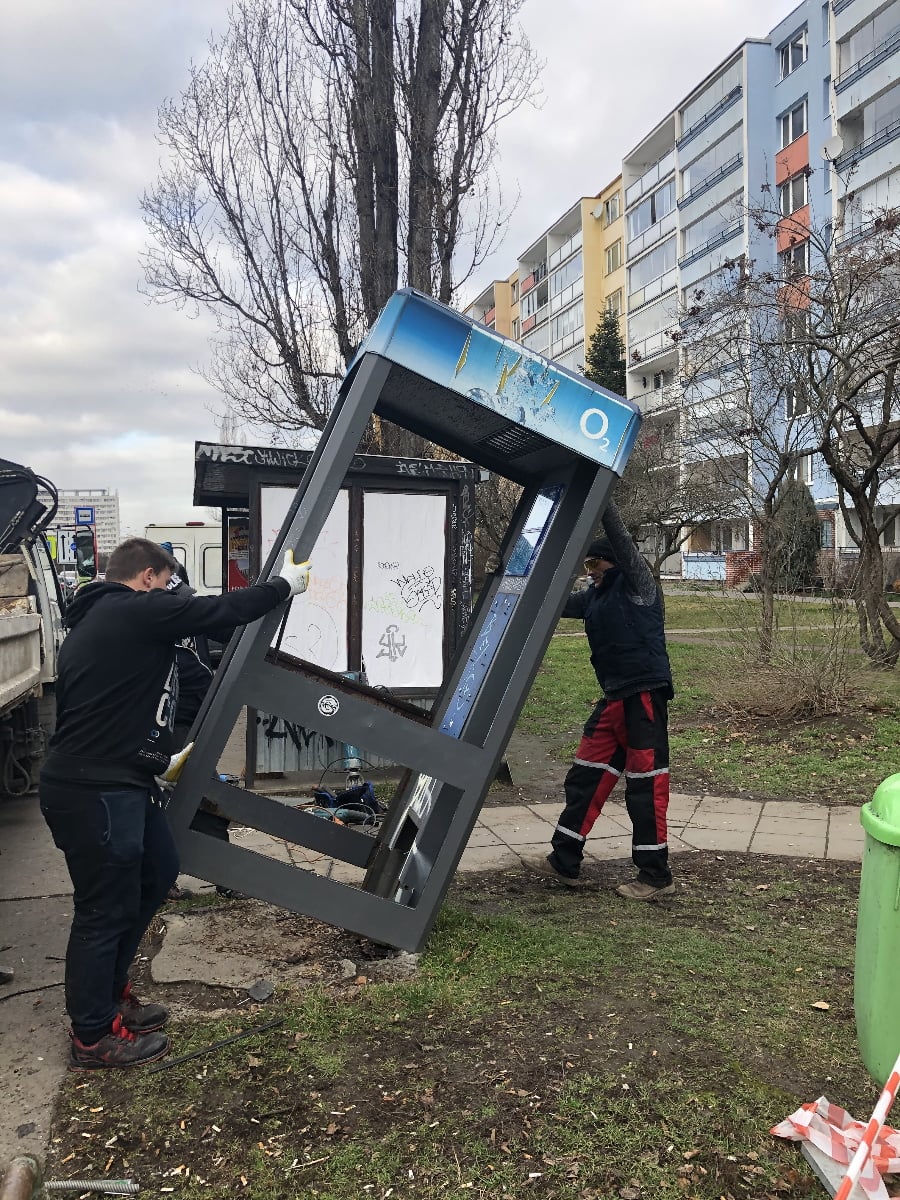 Budku je pak možné povalit, naložit a odvézt.