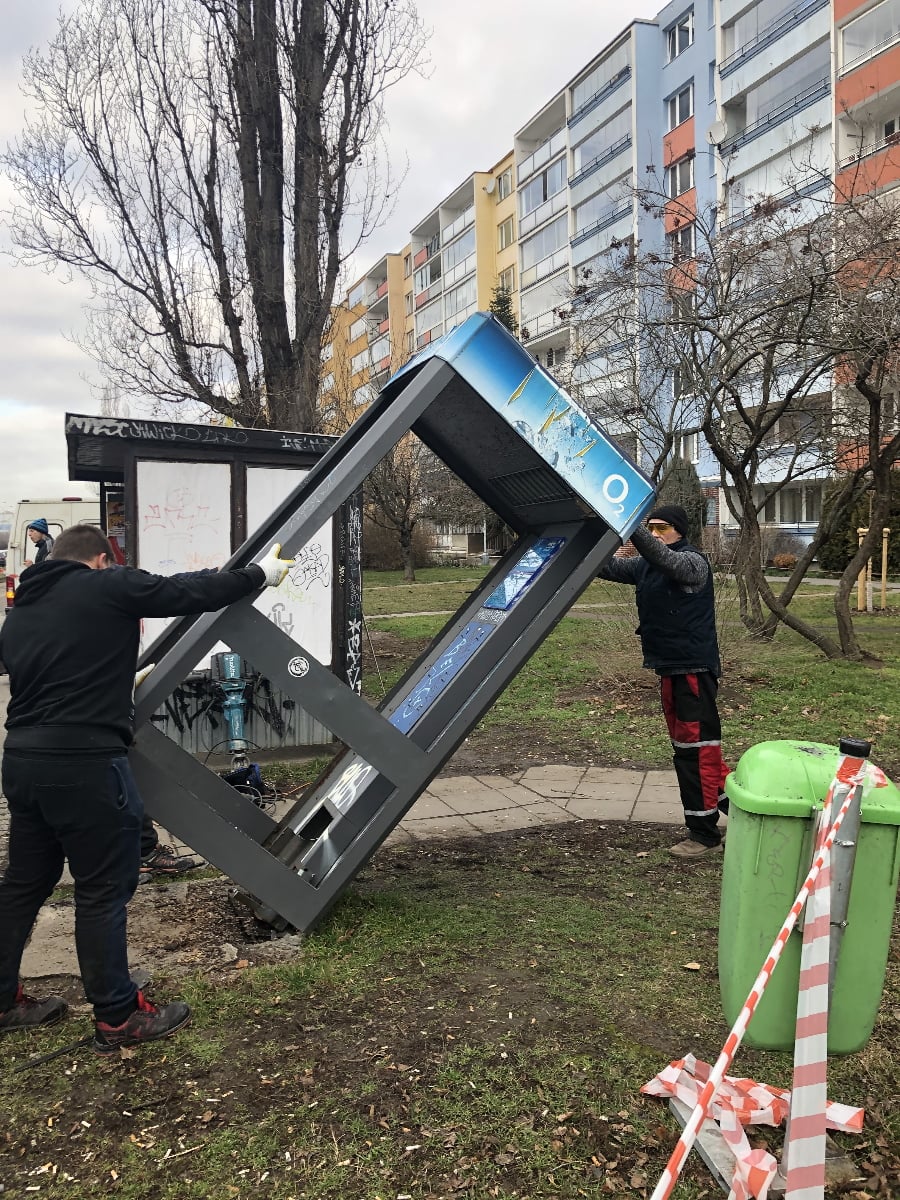 Využití automatů každým rokem výrazně klesá, říká O2. Z řady z nich lidé volají méně než jednou za měsíc. Naopak výdaje rostou – hlavně kvůli vandalismu. Výnosy z volání tak nepokrývají náklady na údržbu a provoz.