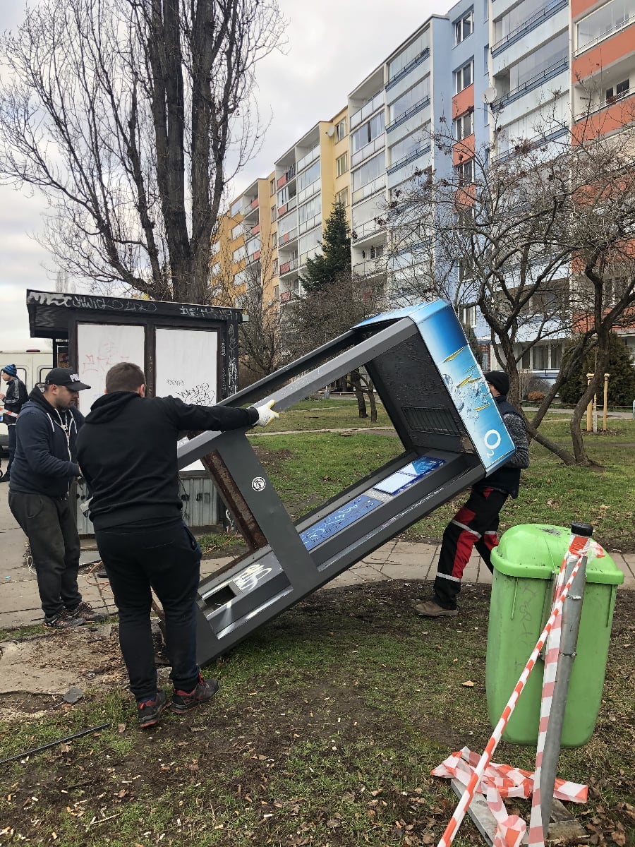Jak se ruší a bourá telefonní budka