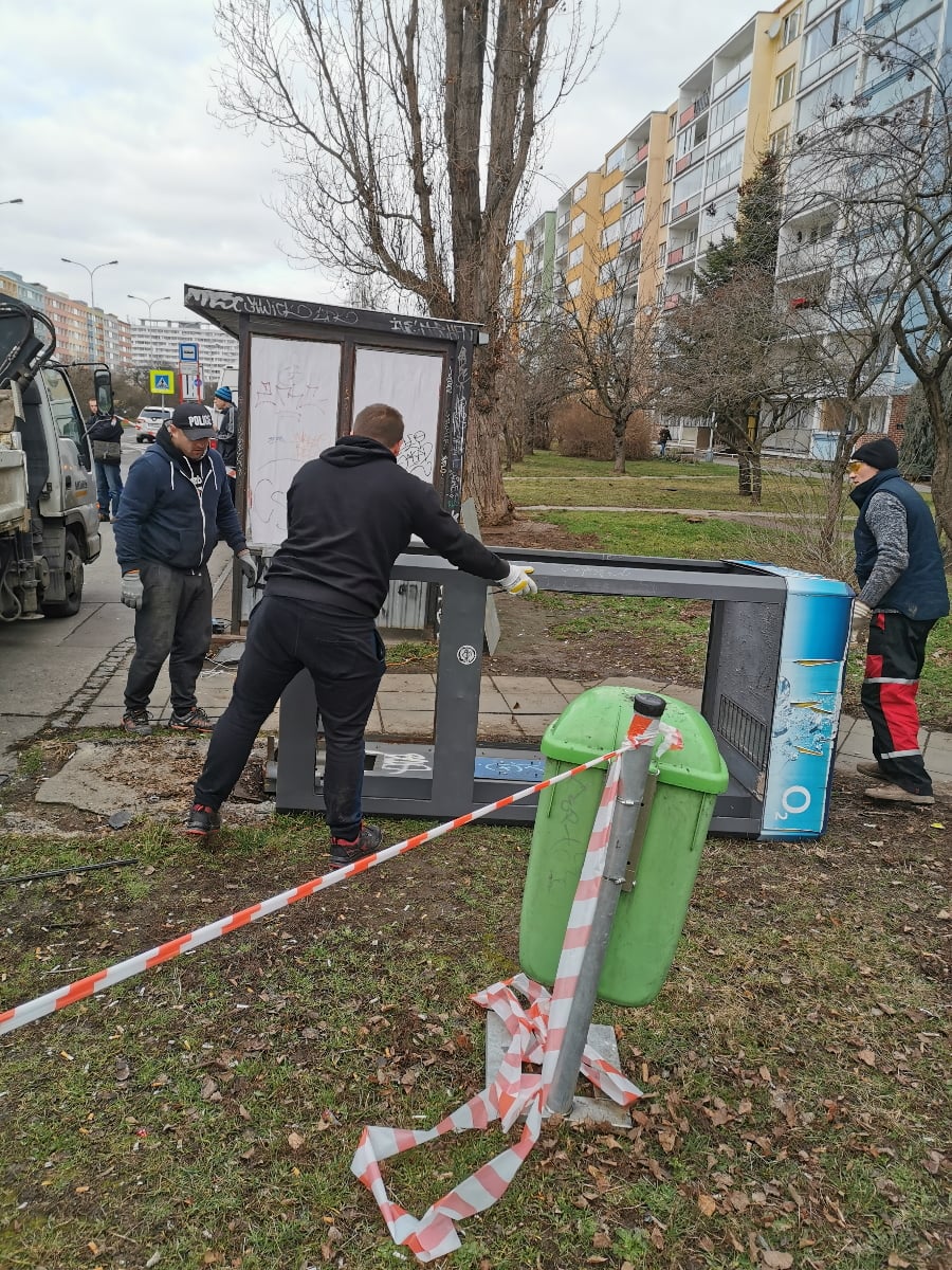 Jak se ruší a bourá telefonní budka