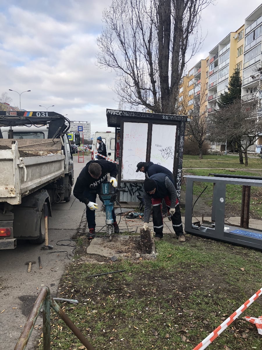 Po odvezení budky pracovníci rozbijí betonový základ, na kterém budka stála.