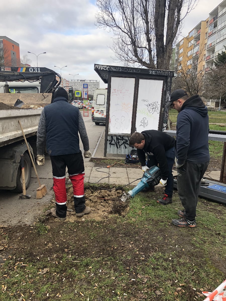 Jak se ruší a bourá telefonní budka