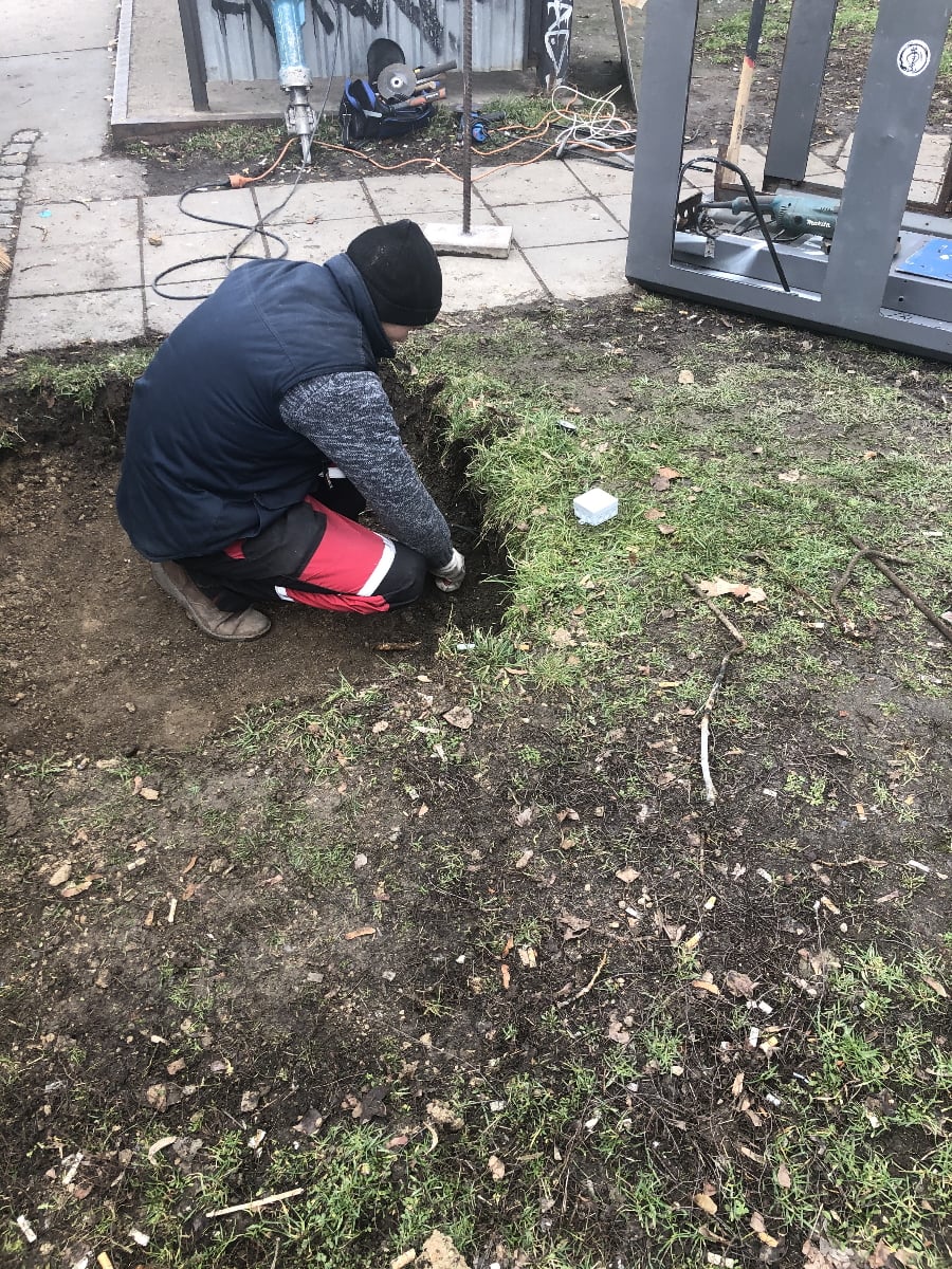 Nakonec je potřeba zaslepit kabely a upravit místo tak, aby po budce nic nezůstalo.