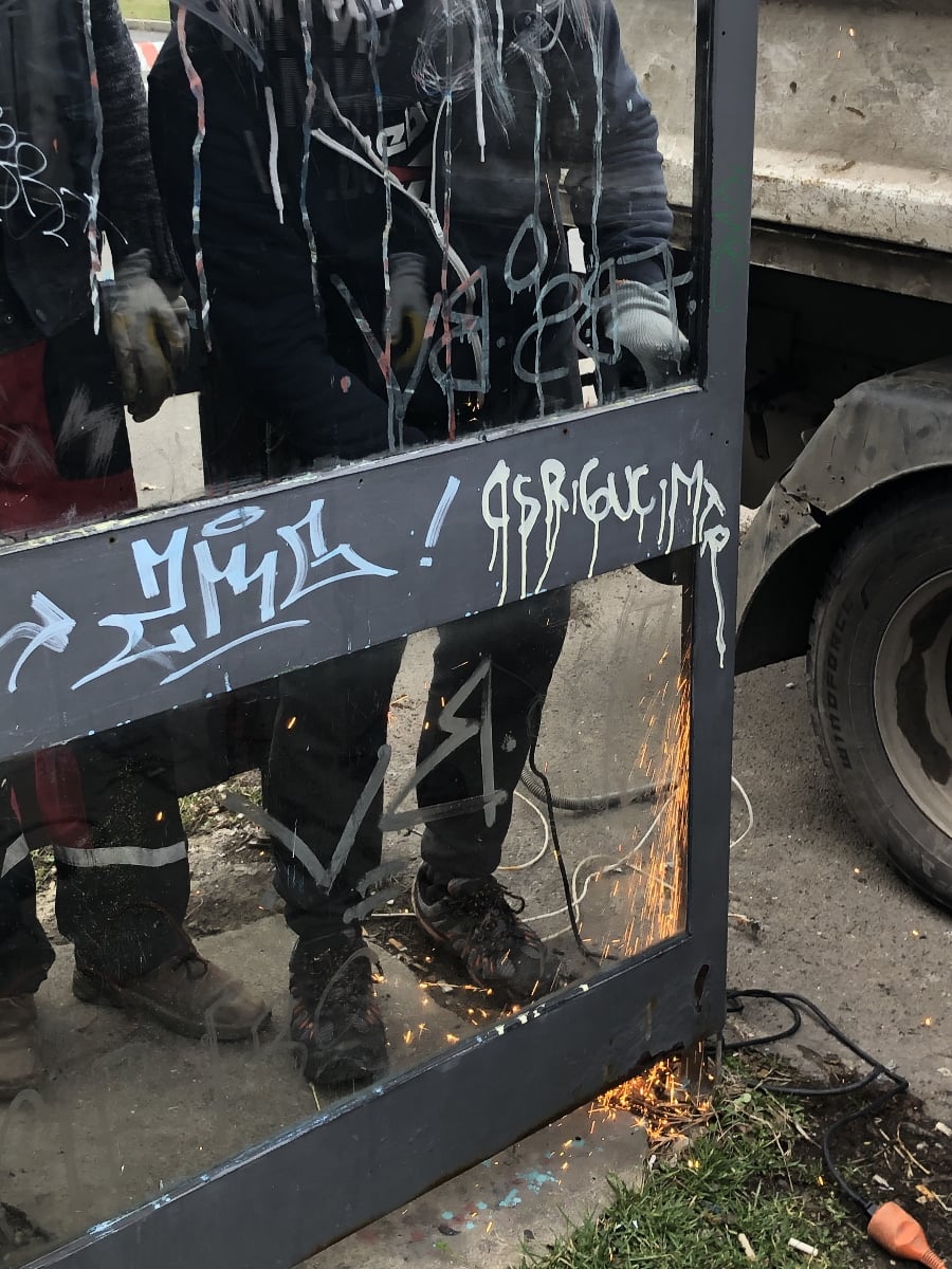 Pak demontují kabinu.