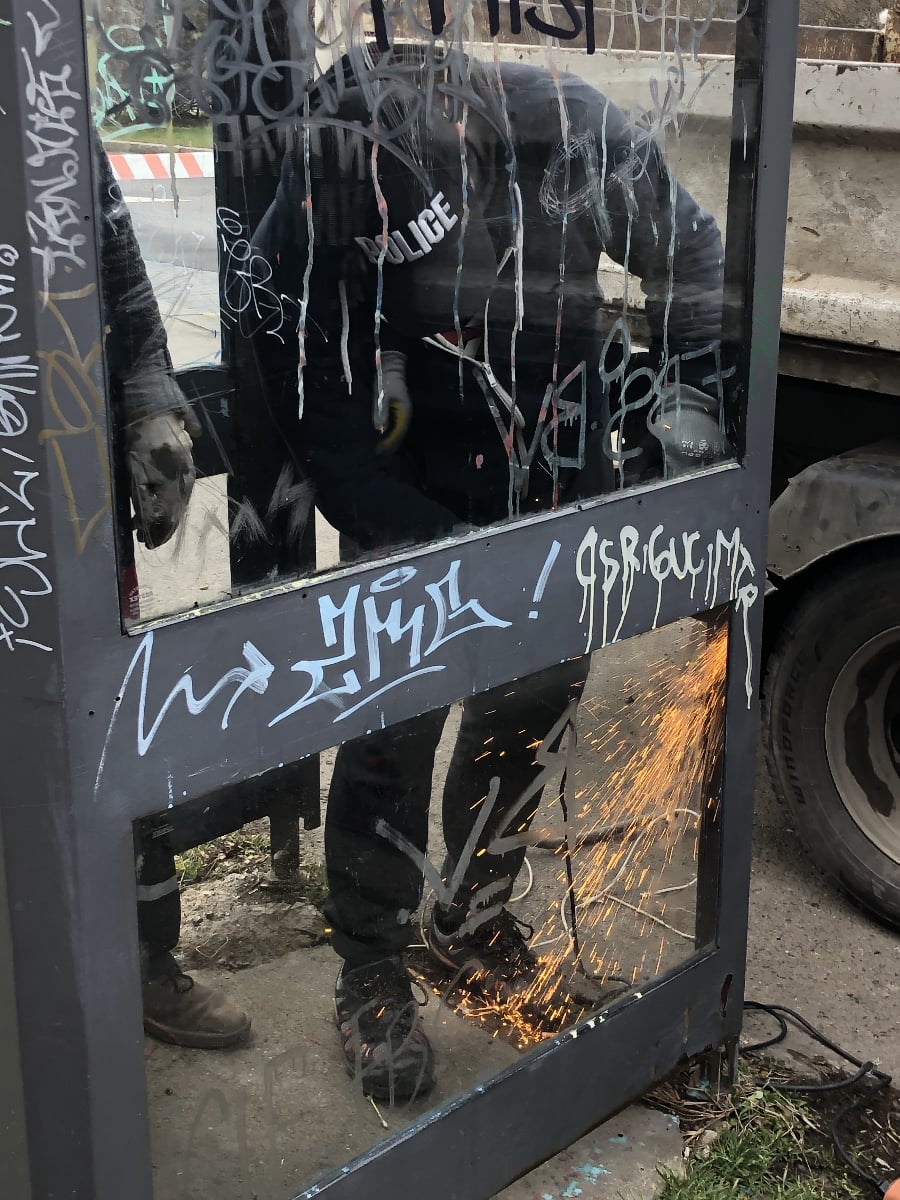 Vyndají sklo a rozřežou část konstrukce.