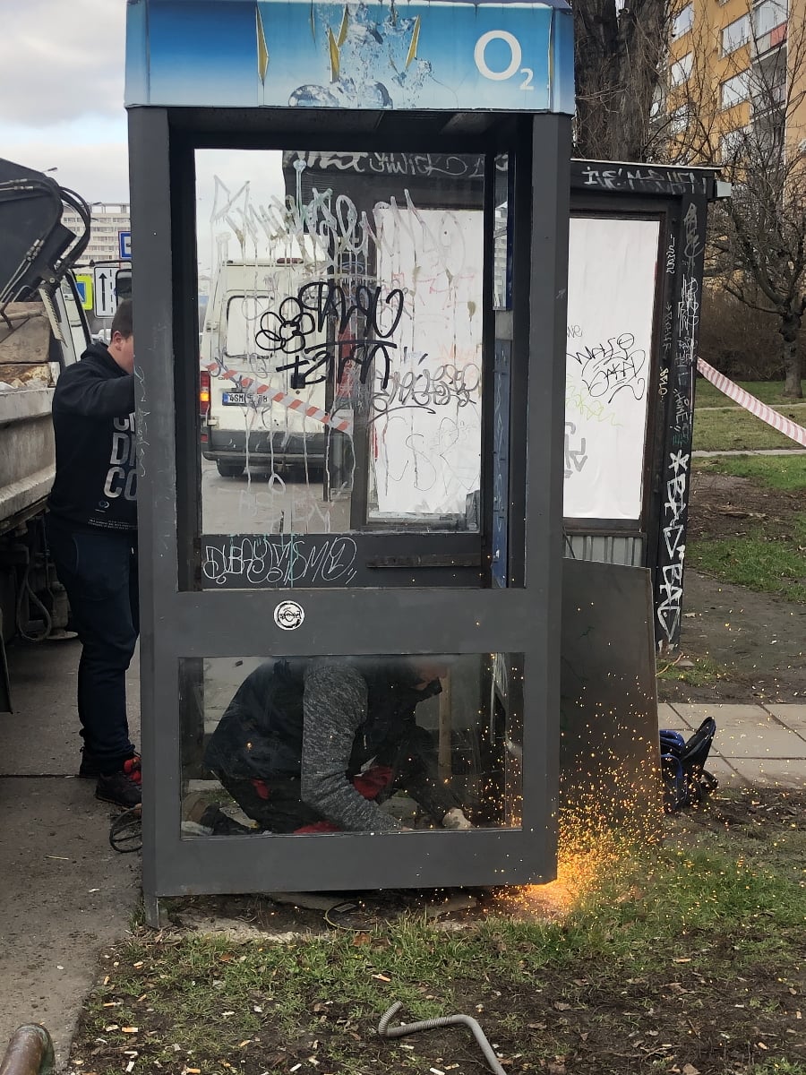 Následně odřežou šrouby, které budku drží u země.