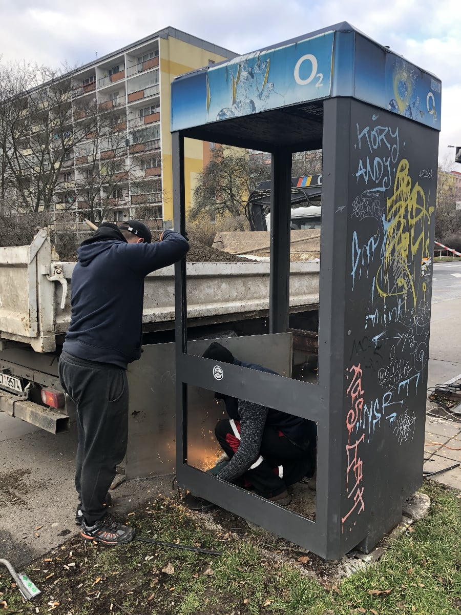 Jak se ruší a bourá telefonní budka