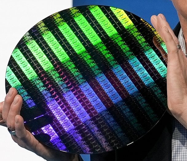 Testovací wafer s pamětí SRAM vyrobený procesem Intel 18A